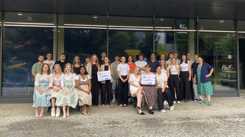 Gruppenfoto vor einer Glaswand des FH-Gebäudes